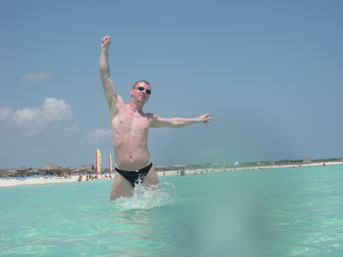 Frisbee in Cuba!  Water on the Lens!