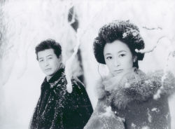 taishou-kun:  Ikebe Ryou 池部良 (1918-2010) &amp; Kishi Keiko 岸恵子 in Yukiguni 雪国 (Snow country) from a Kawabata Yasunari 川端 康成 (1899-1972) novel - Director : Toyota Shirou 豊田四朗 (1906-1977) - 1957 