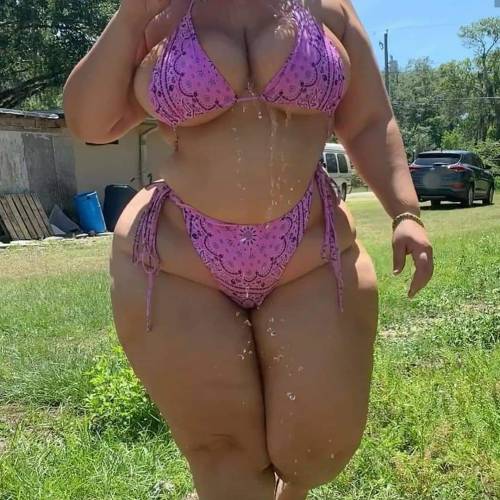 superdumbbimbos:Bimbo Thick