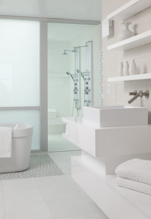 (via WHITE TILE BATHROOM DESIGNS - BATHROOM DESIGN)