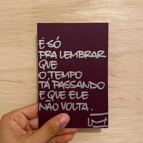 um-cartao:  A vida é muito curta pra gente só esperar. (em Rio)https://www.instagram.com/p/B8MS3flpW8Y/?igshid=cw8w9l7yo16a