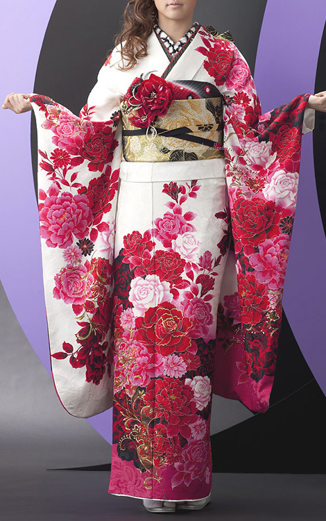 alexandriel:  Can we just take a moment to appreciate how beautiful furisode kimonos are? The details and colour combinations are simply stunning. 