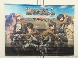 snkmerchandise:  Review: Shingeki no Kyojin x Tokyo Joypolis Tapestry Original Release Date: Summer 2015Retail Price: N/A (Store display only)Dimensions: 73 cm x 53 cm (28.7 inches x 20.9 inches) Review by @fuku-shuu DESCRIPTION:The SnK x Tokyo Joypolis