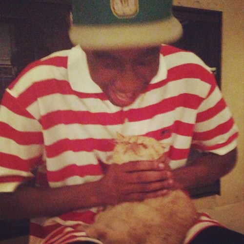 tyler-daily:Can we talk about how Tyler was chokeholding Justin’s pussy cat?