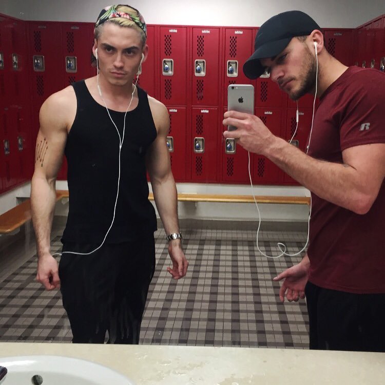 chrisefron:  Wa wa wa wa wa 💪🏽🏋🏽 #springbreakready