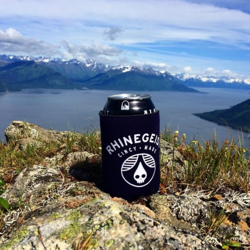 Nothing pairs quite as well with a peak bag as a cold brew! #highmountainhappyhour #beermescrenf #vi