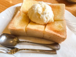 breakfast-time:  threemilk:  バニラアイスのせハニートースト  Breakfast posts are my bread and butter!! 🍳🍩