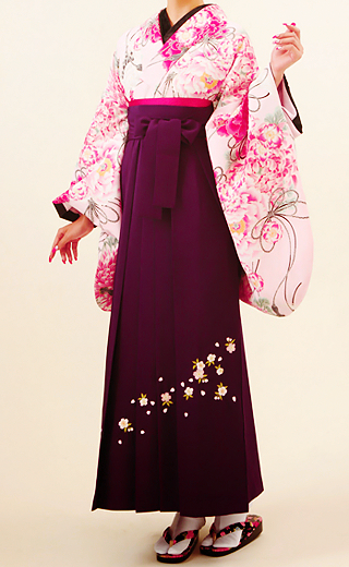 ichinitsuite:   Hakama (袴) that usually worn by woman at graduation ceremony   images sources: (x) (x) 