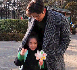 thingskateknows:Rowoon being adorable with his ‘niece’~ She Would Never Know
