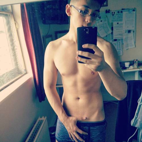 xiaohaogayphotosblog:  xiaohaogayphotosblog 呆萌的英籍華裔大學男生