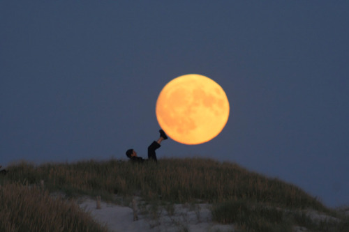 cross-connect:  Moon Games, French photographer Laurent Lavender has subjects play with a rising moon, effectively transforming it into a balloon, a painting, and even a scoop of ice cream.  // Selected by Sunil  