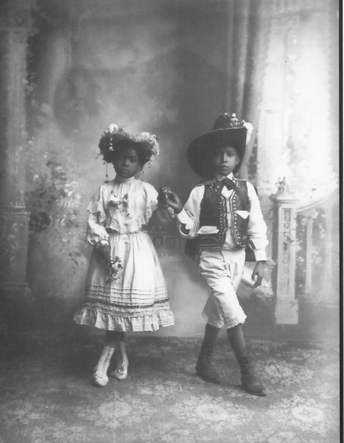 sqrim:Afro-Mexican Children in Guanajuato, 1910. Romualdo García