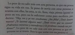 viejostiemposdeadiccion:  Dormiamos en la misma cama y no podemos sostener una conversación. Nos sentamos, nos miramos, y no decimos nada. Mientras tanto, dentro de mi, pienso; que loco el desamor, como uno puede amar tanto a una persona, y en algun