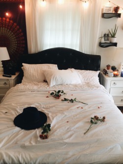 christiescloset:  i’ll be sleeping with flowers tonight.. 