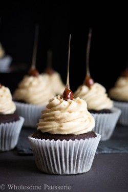 fullcravings:  Peanut Butter Chocolate Cupcakes 
