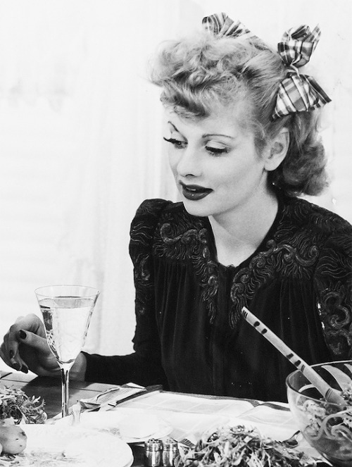 bettedavis:Lucille Ball having dinner at home, 1942