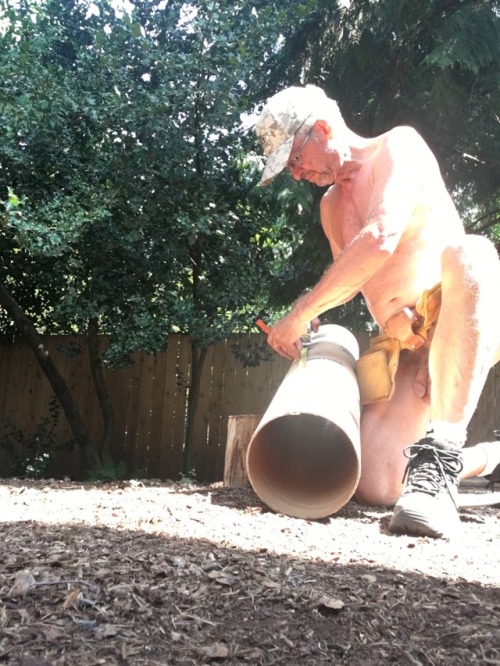 pnw007: LIVING EVERYDAY NUDISM: Fence rebuilding project. Tearing down old fence, digging and sinkin