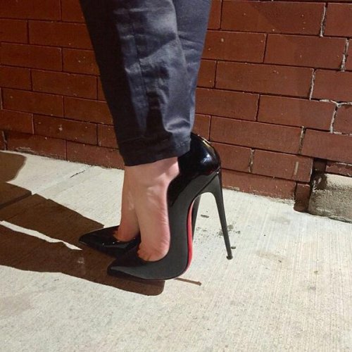 pigalle120: A couple of shots of the amazing Christian Louboutin Hot Chick 130mm! That design though