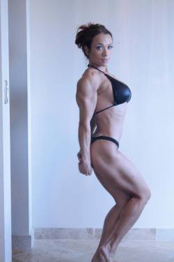 femalemuscletalk:  Pretty Flexer. Don’t