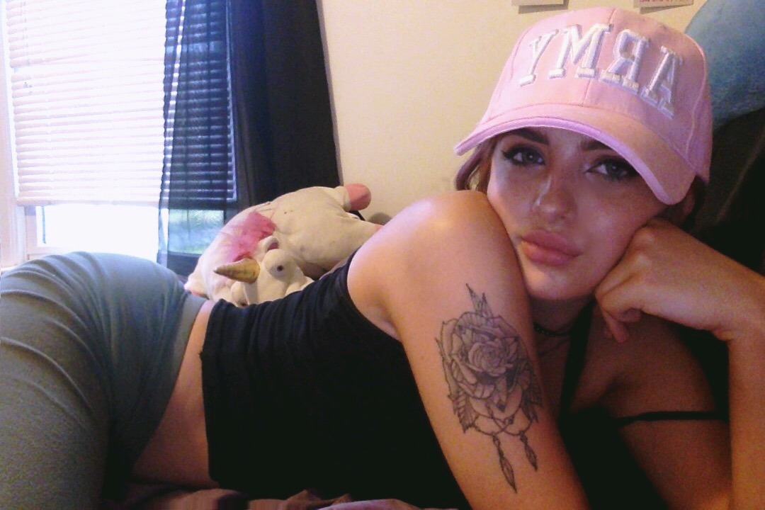 goldennfoxx:  Being cute while also supporting our troops