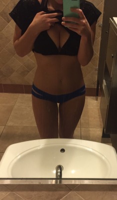 cumbackcouple:  Hubby loves it when I send him pics like this of being bad at the pool. 😏🌴👙