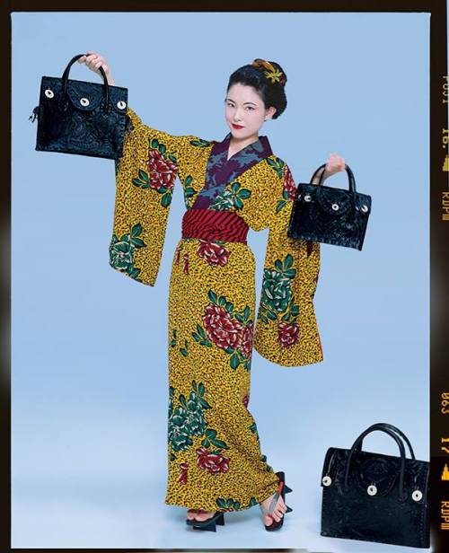 tanuki-kimono:Nobuyoshi Araki 「カービングトライブス」×着物 (Carving Tribe bag x