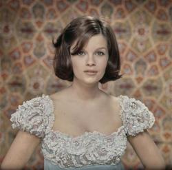 miss-accacia27:Geneviève Bujold https://painted-face.com/