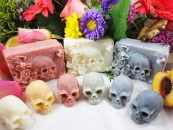 tamikaflynned:geekhyena:archiemcphee:While some might argue that there are better ways to wash one’s face and hands than with a reminder of our mortality and the transient nature of life in general, we think these beautifully macabre bars of skull-shaped