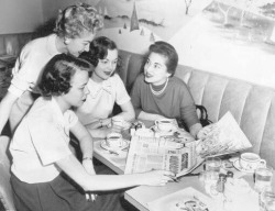 the50s:  PHOTO – CHICAGO – PETER PAN RESTAURANT – DEARBORN AND ADAMS – 4 WOMEN WITH NEWSPAPER – PRIZE CONTEST IN DAILY NEWS – 1955 