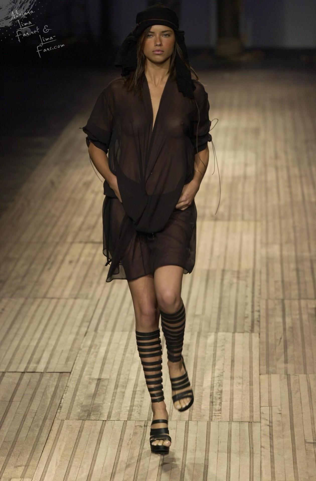 nhlovesadri:  Adriana lima for Ellus, Sao paulo Fashion Week 2002, 16/07/02. 