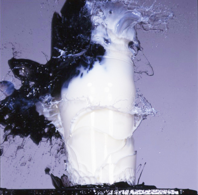 gebeine: Paint collisions in red , white and black. 