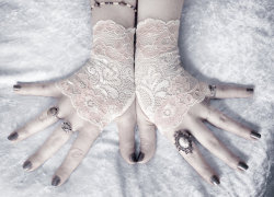 bombisbomb:  Lace Fingerless Gloves by Zen