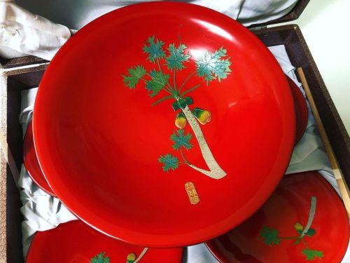 週末に数年ぶりに行った日系バザーで出会った塗りの菓子鉢セット。 見たこともない植物柄と鮮やかな赤と格安の値段に惹かれて買った後に気が付いたんだけど、「琉球塗り」の漆器だった。 菓子鉢の裏には1959年