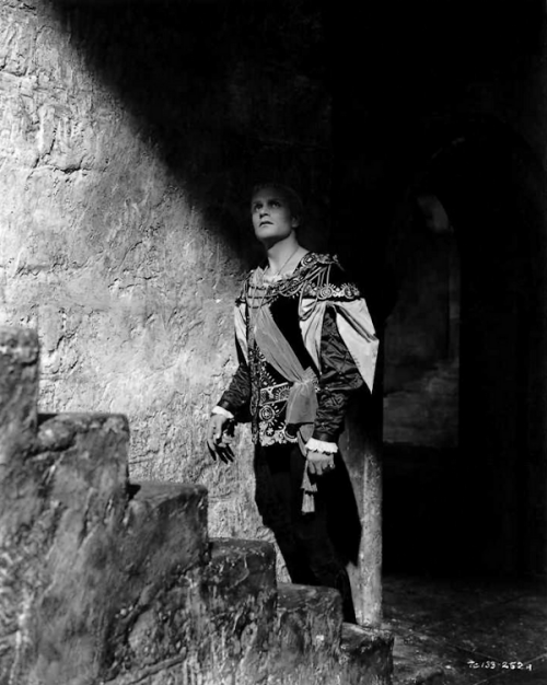 lilipopeline: Laurence Olivier, Hamlet (1948).