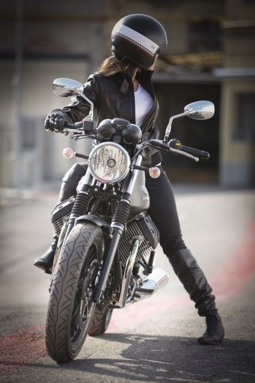 t8ylor: Female Biker