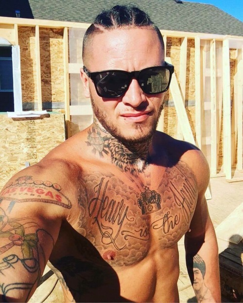 Sex puphawaii:  sexymenandgayporn:More sexy tattooed pictures