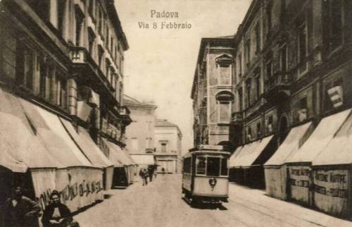 La rete tranviaria urbana di Padova è stata un sistema di linee tranviarie a servizio della città di Padova, attivo fra il 1883 e il 1954.  La prima linea tranviaria cittadina, a trazione animale, venne attivata il 5 luglio 1883 fra la stazione