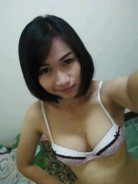 malaycouple:  akubotaks:  elchino98:  nadia  Kecik tapi sedap diramas tu….mmmm  cute lar