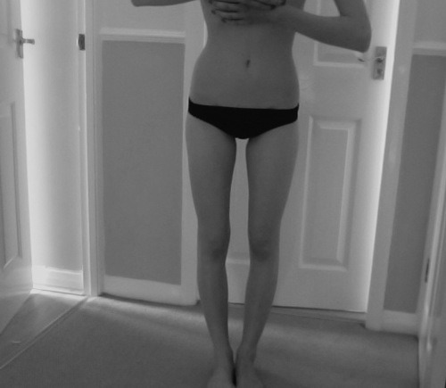 emaciatedwishes: Thigh gaps &amp; thinspo