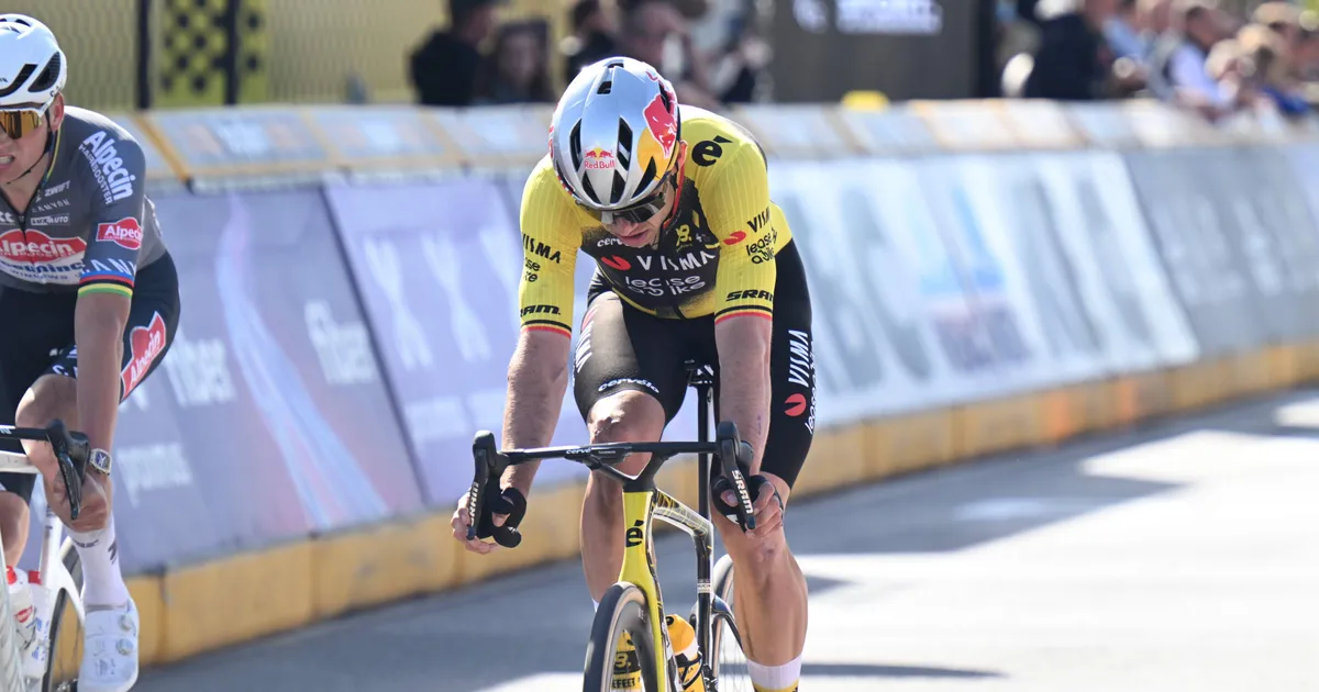 "Our sport is dangerous enough without people starting to throw things at us" - Wout van Aert stands by long time-rival Mathieu van der Poel