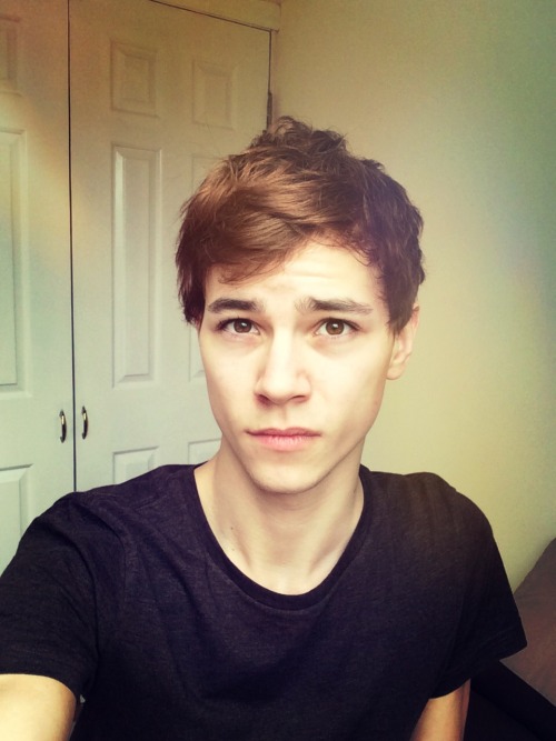 boyzwhat:fiery-skyline:  Morning after moving house :)  You’re a hottie ugh