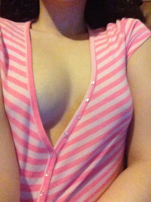 slut-overload:  :) pink makes my boobs look cute :3 