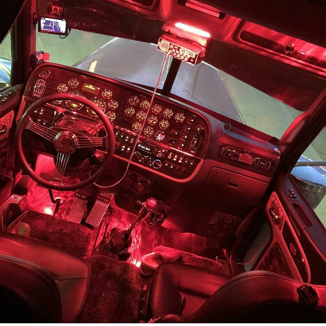Semitrckn — Peterbilt custom 379 interior