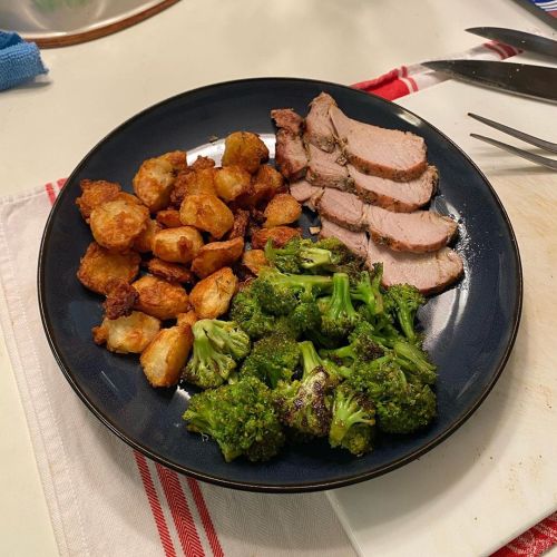 Roasted pork, pan-fried broccoli, and the crispiest fucking potatoes I’ve ever had. Look up @serious