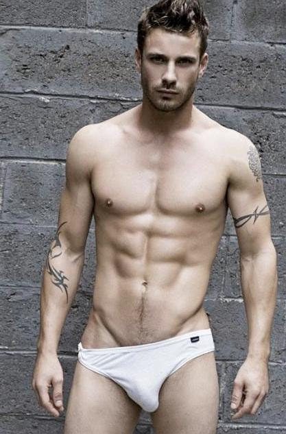 hunkopedia:  Follow Hunk’o’pedia for more hot guys! 
