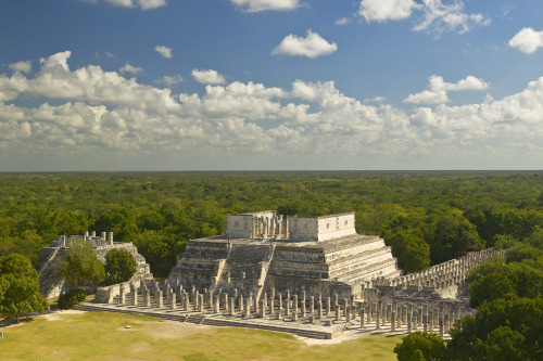 tlatollotl:herstoryandcoffee:tlatollotl:mostly-history:Temple of the Warriors (Chichén Itzá).  The r