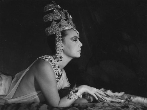 Jeanne Moreau in Mata Hari, agent H21 directed by Jean-Louis Richard, 1964