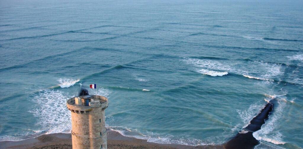 3frraa:  ظاهرة sea cross، عندما تلتقي موجات مائلة فأنها