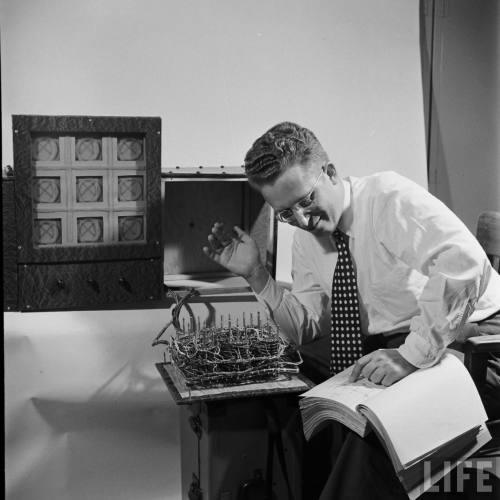 Electronic tic-tac-toe machine(Loomis Dean. 1952)