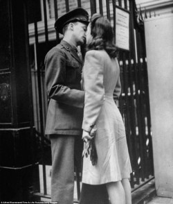 forties-queen:  1943, Penn Station. 